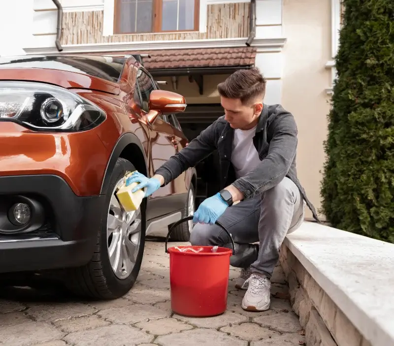 Lavage auto à domicile Vaugrigneuse : professionnel intervenant sur un véhicule